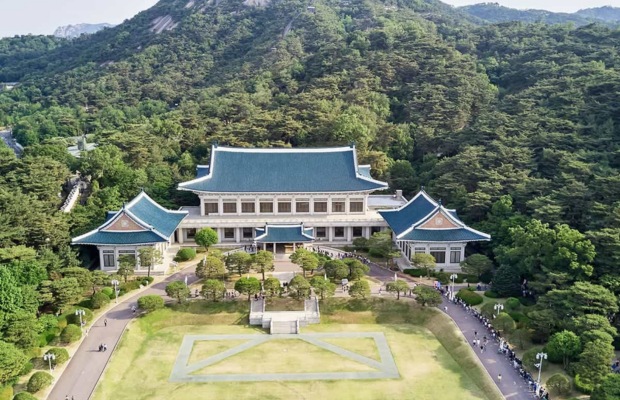 To&agrave;n cảnh t&ograve;a nh&agrave; ch&iacute;nh Nh&agrave; Xanh với m&aacute;i ng&oacute;i xanh lục dưới ch&acirc;n n&uacute;i Bugaksan