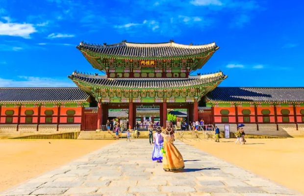 Lối ra ga t&agrave;u điện ngầm v&agrave; đường dẫn bộ đến cổng tham quan Nh&agrave; Xanh