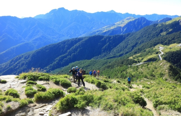 Du kh&aacute;ch trải nghiệm leo n&uacute;i Đ&agrave;i Loan trọn g&oacute;i