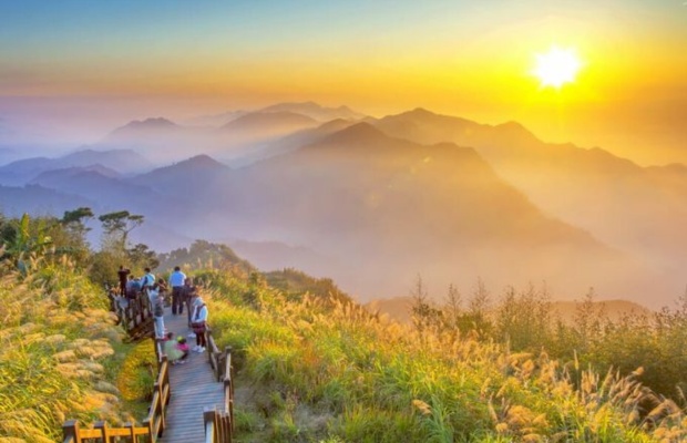 B&igrave;nh minh giữa biển m&acirc;y tại A L&yacute; Sơn (