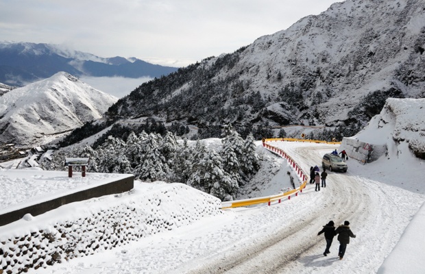 Đỉnh n&uacute;i Tuyết phủ trắng v&agrave;o m&ugrave;a đ&ocirc;ng 