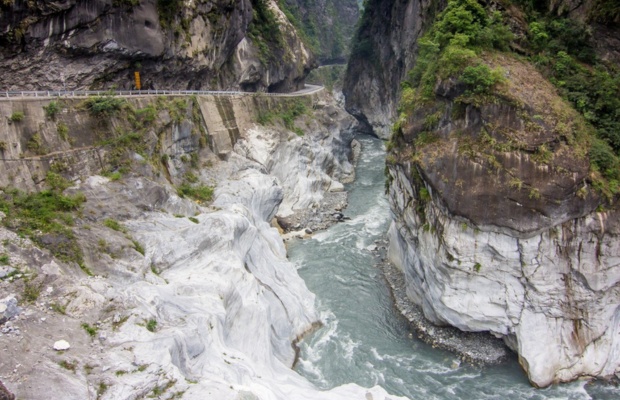 V&aacute;ch đ&aacute; cẩm thạch h&ugrave;ng vĩ tại Taroko