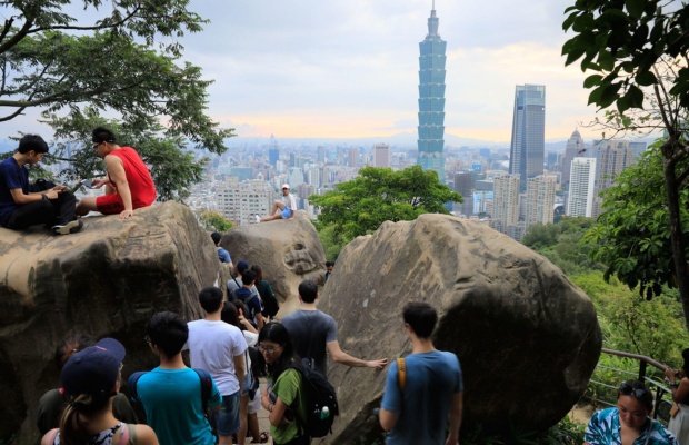 Đường bậc thang kh&aacute; dốc nhưng c&oacute; chỗ nghỉ