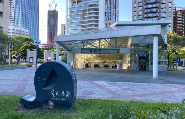 Lối v&agrave;o n&uacute;i Voi từ ga MRT Xiangshan