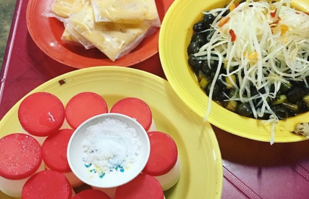 Thưởng thức ốc h&uacute;t v&agrave; yaourt muối tại ch&acirc;n cầu Trần Thị L&yacute;