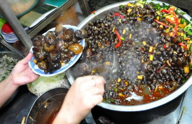 Sạp ốc h&uacute;t ngon tại Chợ Cồn Đ&agrave; Nẵng
