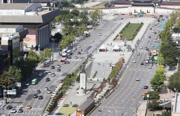 quảng trường Gwanghwamun Square với nền ph&iacute;a sau l&agrave; Cung điện Gyeongbokgung