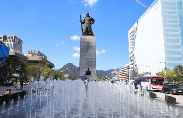  Tượng Đ&ocirc; đốc Yi Sun-shin uy nghi&ecirc;m giữa những tia nước của đ&agrave;i phun nước 12.23