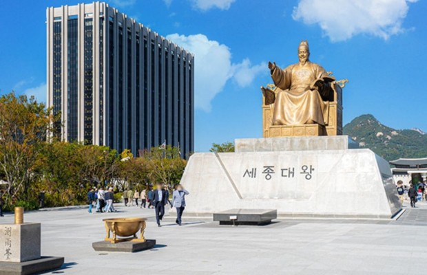Cận cảnh bức tượng v&agrave;ng Vua Sejong Đại đế tr&ecirc;n nền trời xanh tại quảng trường