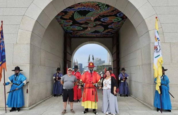 Lễ đổi g&aacute;c của l&iacute;nh canh ho&agrave;ng gia trước Cổng Gwanghwamun uy nghi&ecirc;m