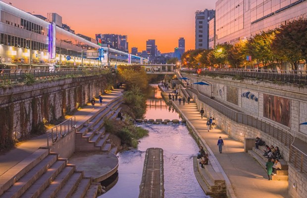 Một g&oacute;c suối Cheonggyecheon thanh b&igrave;nh với những bậc đ&aacute; v&agrave; d&ograve;ng nước trong xanh