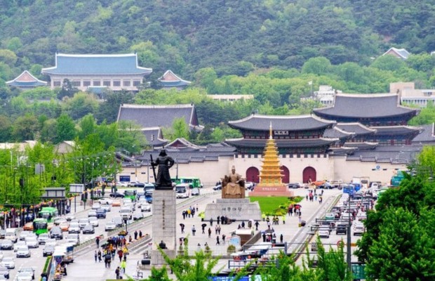 To&agrave;n cảnh quảng trường Gwanghwamun rực rỡ &aacute;nh đ&egrave;n về đ&ecirc;m nh&igrave;n từ một qu&aacute;n cafe cao tầng