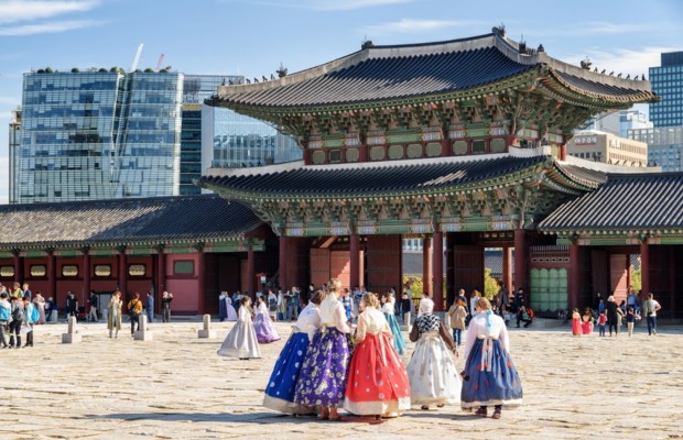 Du kh&aacute;ch mặc Hanbok thướt tha check-in giữa kh&ocirc;ng gian di sản của quảng trường Gwanghwamun