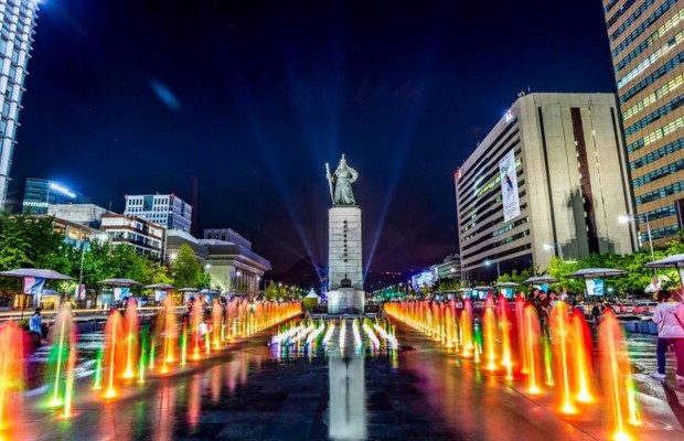 Quảng trường Gwanghwamun rực rỡ &aacute;nh đ&egrave;n v&agrave; đ&agrave;i phun nước về đ&ecirc;m