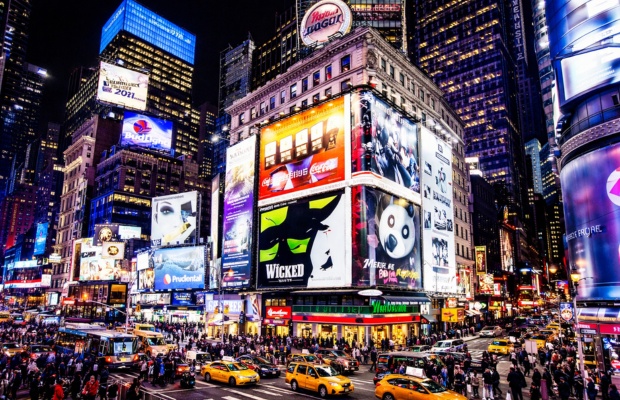 Quảng trường Thời Đại New York rực rỡ về đ&ecirc;m