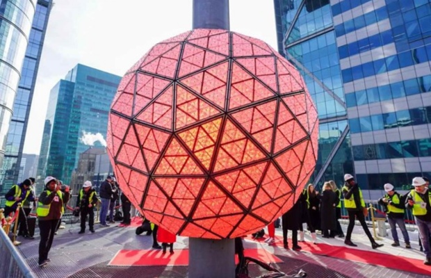 Lễ hội thả quả cầu pha l&ecirc; tr&ecirc;n Quảng trường Thời Đại đ&oacute;n năm mới

