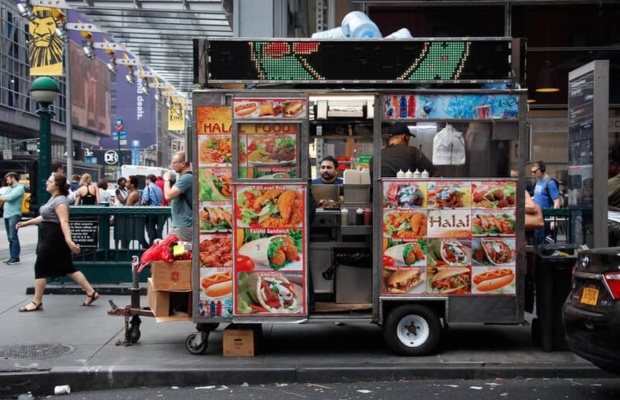 Những xe đẩy thức ăn nhanh rực rỡ tại Times Square