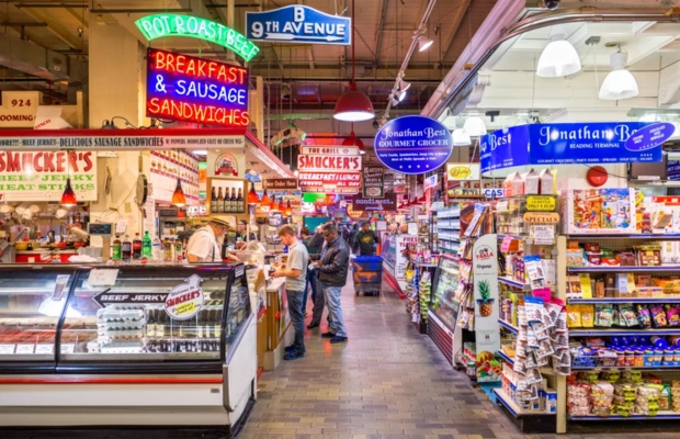 ẩm thực b&ecirc;n trong Reading Terminal Market 