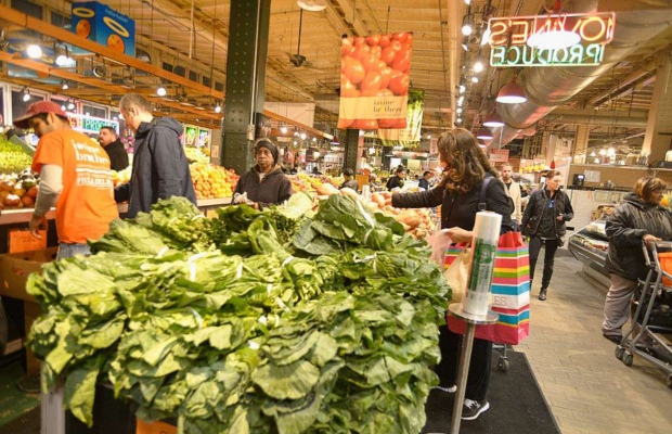 n&ocirc;ng sản tươi v&agrave; đặc sản tại chợ Reading Terminal