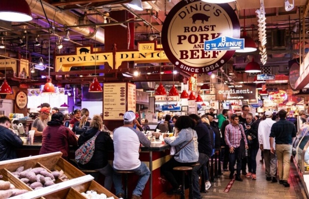 c&aacute;c gian h&agrave;ng b&ecirc;n trong Reading Terminal Market