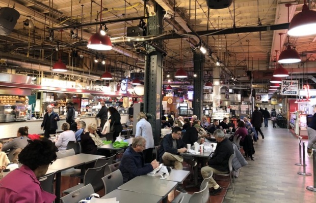 kh&ocirc;ng kh&iacute; b&ecirc;n trong Reading Terminal Market