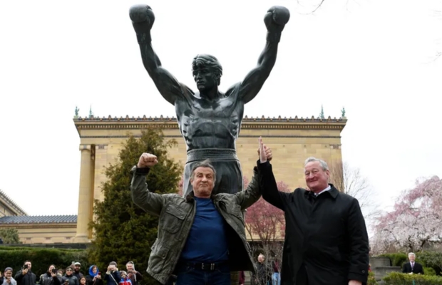 chụp ảnh với tượng Rocky