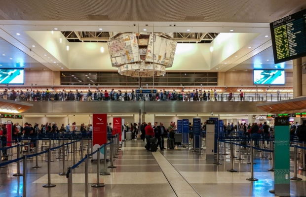 Sảnh check-in nh&agrave; ga quốc tế Tom Bradley