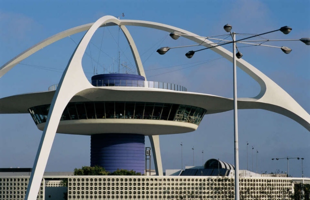 Biển hiệu LAX đặc trưng với th&aacute;p đ&egrave;n h&igrave;nh con nhện 