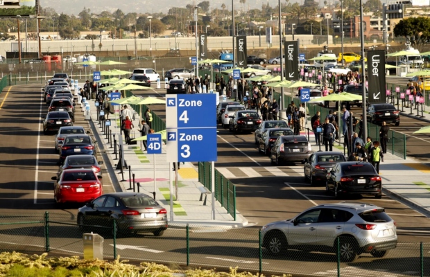 Khu vực đ&oacute;n xe LAX-it tại s&acirc;n bay Los Angeles