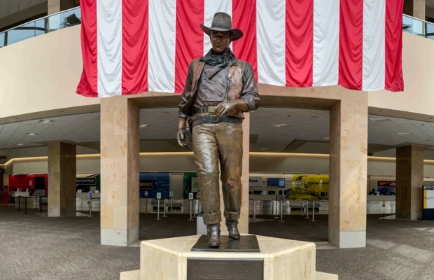 Tượng đồng John Wayne