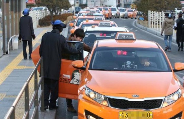 Taxi tại s&acirc;n bay Jeju