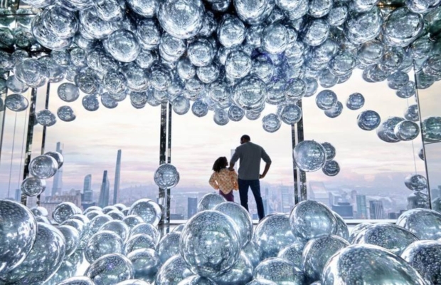 Du kh&aacute;ch check in với h&agrave;ng trăm quả cầu bạc tại Affinity