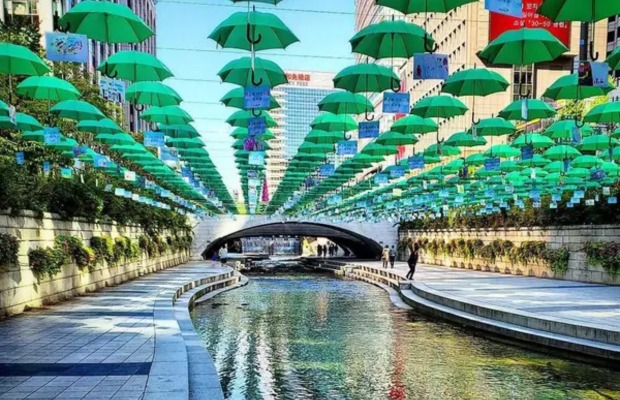 Khung cảnh thanh b&igrave;nh tại suối Cheonggyecheon Seoul v&agrave;o ban ng&agrave;y