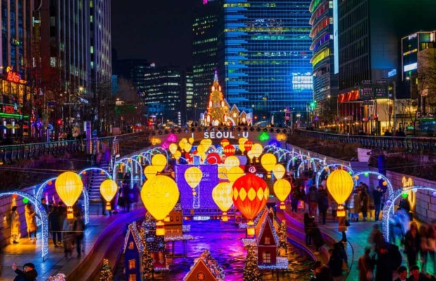 Chụp ảnh check-in tại suối Cheonggyecheon Seoul v&agrave;o buổi tối
