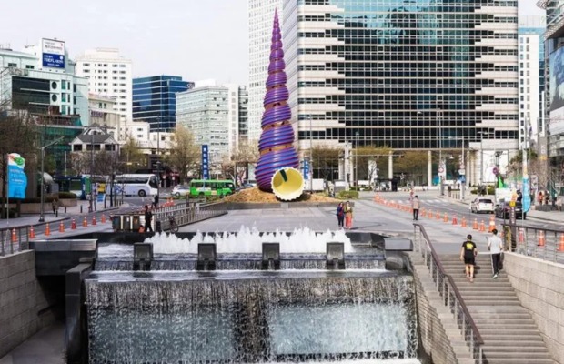 Biểu tượng Spring tại quảng trường Cheonggye Plaza, điểm bắt đầu của suối Cheonggyecheon