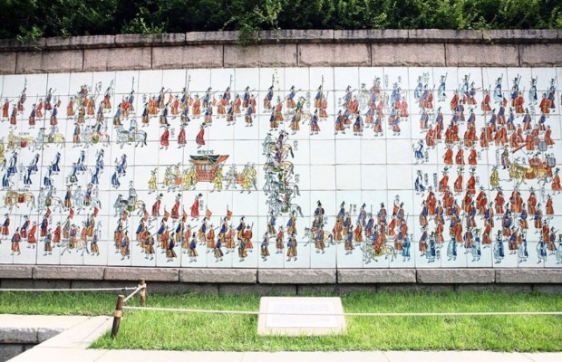 Bức tranh tường nghệ thuật bằng gốm sứ dọc theo suối Cheonggyecheon