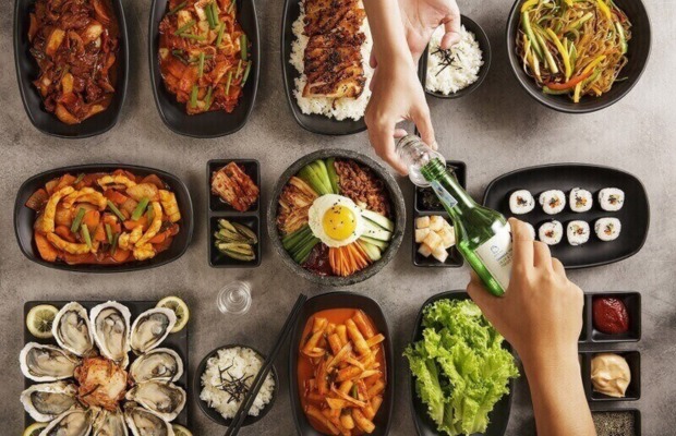 Trải nghiệm ẩm thực đường phố đa dạng tại chợ Gwangjang gần suối Cheonggyecheon