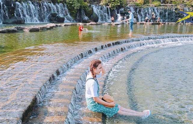 khung cảnh sống ảo suối mơ