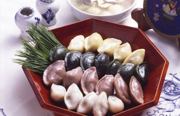 Qu&aacute; tr&igrave;nh l&agrave;m b&aacute;nh Songpyeon truyền thống dịp Chuseok