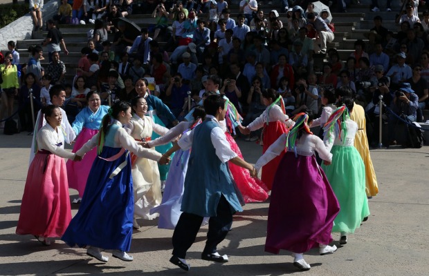 Điệu m&uacute;a Ganggangsullae truyền thống trong dịp tết trung thu H&agrave;n Quốc