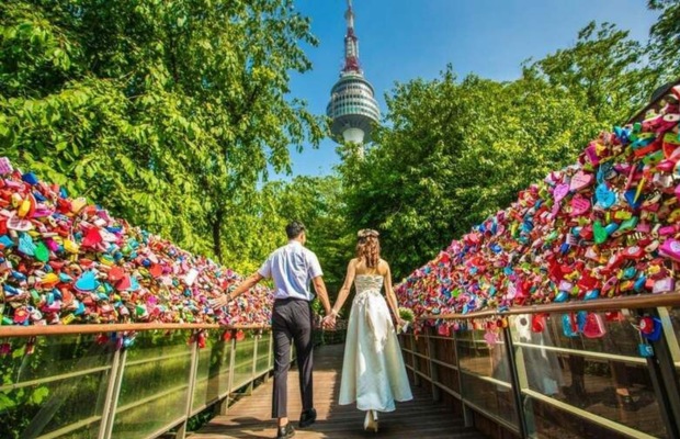 Khu vực cầu kh&oacute;a t&igrave;nh y&ecirc;u tại th&aacute;p Namsan ở H&agrave;n Quốc