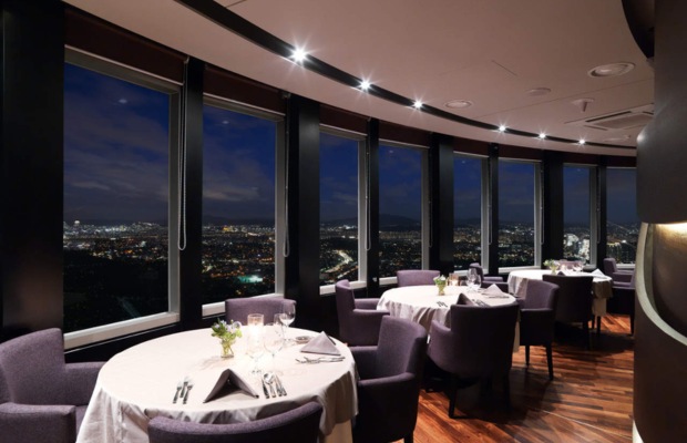 Nh&agrave; h&agrave;ng xoay N.Grill tại th&aacute;p N Seoul