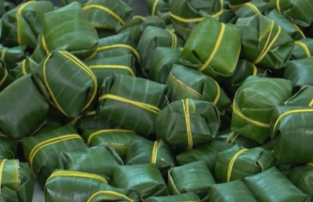 Tr&eacute; B&agrave; Đệ được g&oacute;i trong l&aacute; chuối xanh, giữ trọn hương vị miền Trung