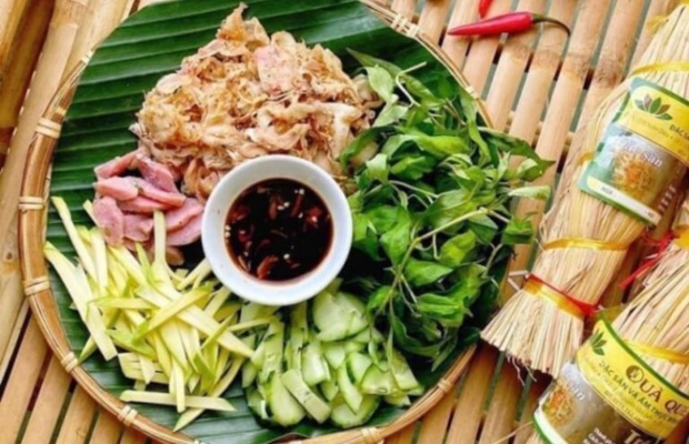 C&aacute;ch thưởng thức tr&eacute; B&agrave; Đệ c&ugrave;ng b&aacute;nh tr&aacute;ng, rau sống v&agrave; đồ chua