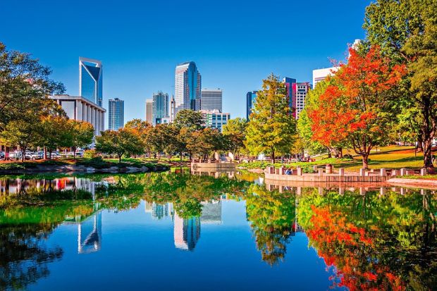 Marshall Park với hồ nước v&agrave; skyline trung t&acirc;m Charlotte v&agrave;o m&ugrave;a thu