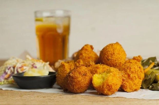 Hushpuppies chi&ecirc;n v&agrave;ng gi&ograve;n ăn k&egrave;m tr&agrave; đ&aacute; v&agrave; sốt chấm 