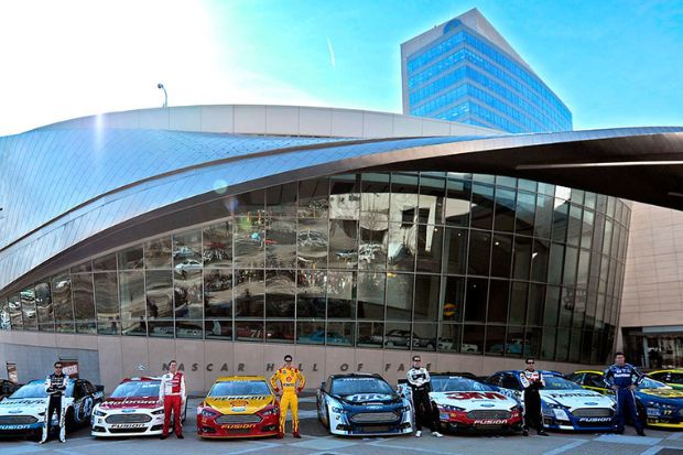 NASCAR Hall of Fame tại khu Uptown Charlotte với những chiếc xe đua Ford Fusion 