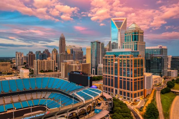 S&acirc;n vận động Bank of America với khu Uptown Charlotte ph&iacute;a xa