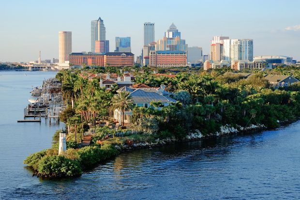 Ngọn hải đăng Harbour Island ở Tampa nổi bật bên vịnh, phía xa là trung tâm thành phố Ngọn hải đăng Harbour Island ở Tampa nổi bật bên vịnh, phía xa là trung tâm thành phố