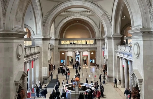 Sảnh ch&iacute;nh b&ecirc;n trong Bảo t&agrave;ng nghệ thuật Metropolitan